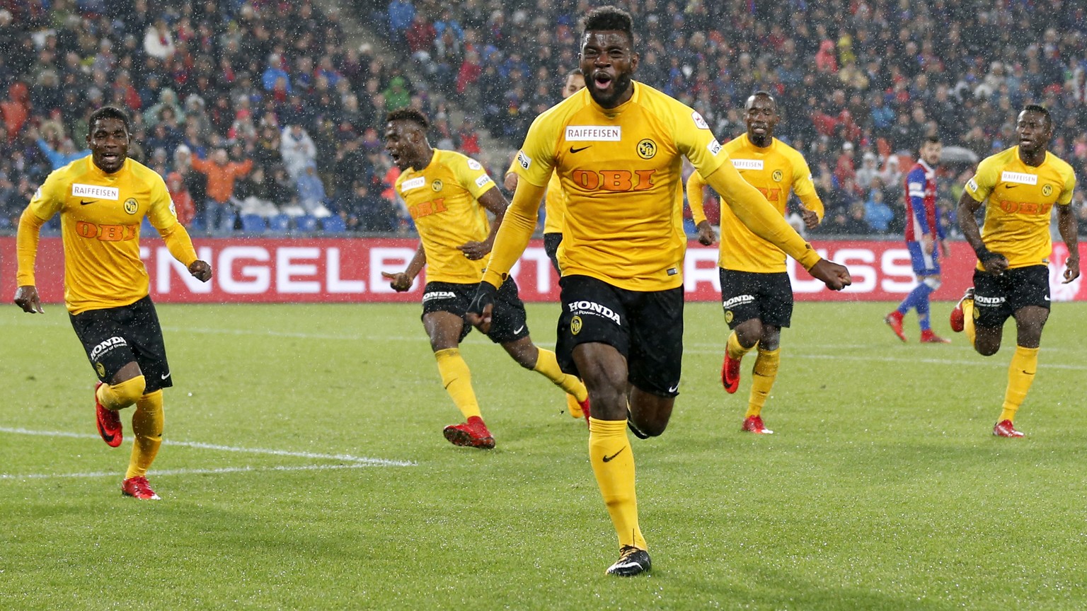 YBs Jean-Pierre Nsame jubelt nach seinem Tor zum 1-1 im Super League Spiel zwischen dem FC Basel und dem BSC Young Boys Bern im Stadtion St. Jakob-Park in Basel, am Sonntag, 5. November 2017. (KEYSTON ...