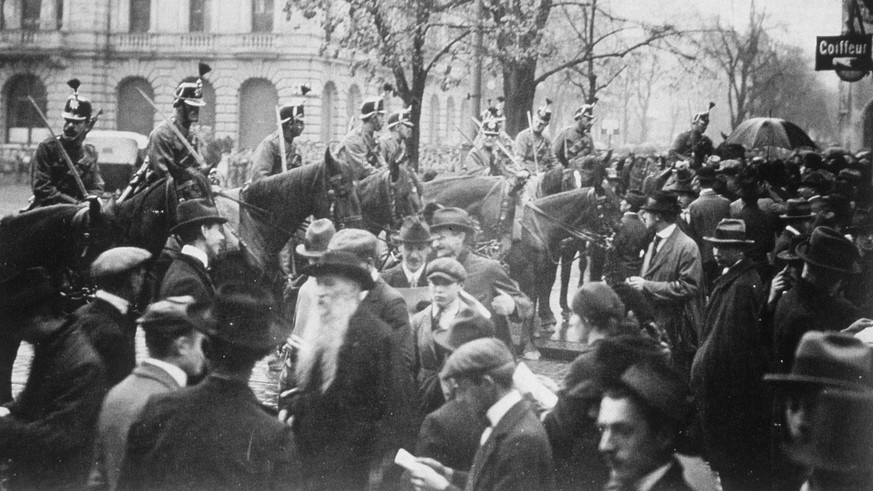 --- ARCHIVE --- VOR 100 JAHREN AM 12. NOVEMBER 1918 BEGANN IN DER SCHWEIZ DER LANDESSTREIK, EIN GENERALSTREIK MIT RUND 250&#039;000 BETEILIGTEN ARBEITERN UND GEWERKSCHAFTERN --- Zuercher Paradeplatz,  ...