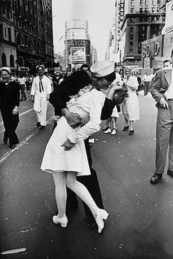 V-J Day in Times Square New York
Photo by Alfred Eisenstaedt, taken on V-J Day, 1945