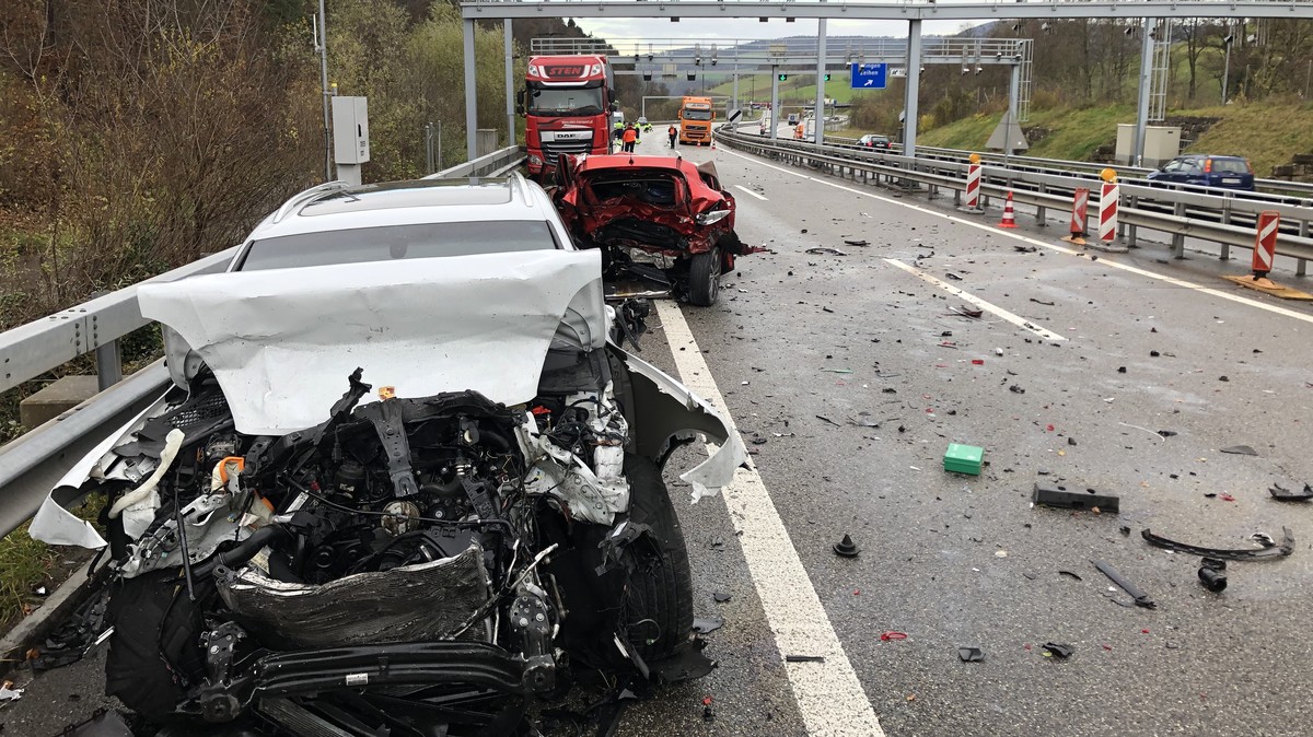 HANDOUT --- Auf der A3 bei Effingen prallte am Mittwoch, 27. November 2019, ein Automobilist mit massiver Wucht ins Heck eines anderen Wagens. Dieser wurde nach vorne gegen einen Lastwagen geschoben u ...