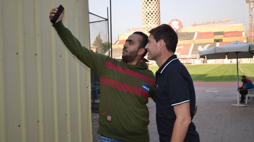 Ein Fan bittet um ein Selfie mit dem Schweizer Coach: René Weiler trainiert seit Anfang September den ägyptischen Rekordmeister Al-­Ahly Kairo.