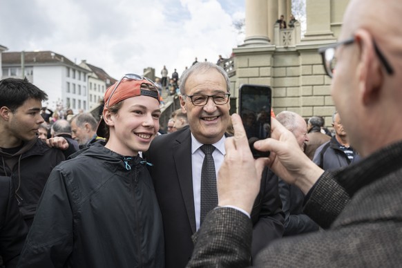 Bundesrat Guy Parmelin posiert mit der Bevoelkerung nach der woechentlichen Sitzung mit dem Bundesrat ausserhalb des Bundeshauses, aufgenommen am Mittwoch, 26. April in Winterthur. Im Anschluss an sei ...