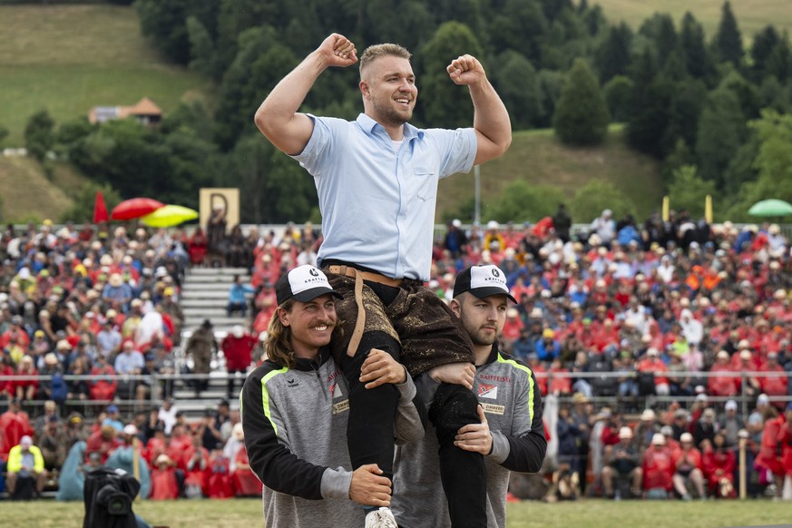 Adrian Walther feiert seinen Sieg gegen Michael Moser im Schlussgang am Emmentalischen Schwingfest, am Sonntag, 6. Juli 2025, in Langnau. (KEYSTONE/Peter Schneider)