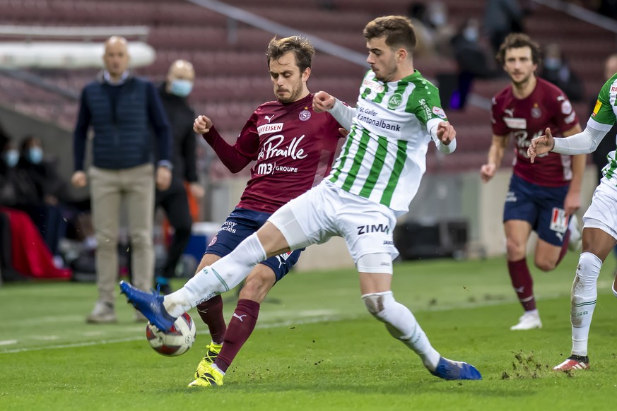 Lle milieu genevois Timothe Cognat, gauche, lutte pour le ballon avec le milieu st-gallois Betim Fazliji, droite, lors de la rencontre de football de Super League entre le Geneve Servette FC et le FC  ...