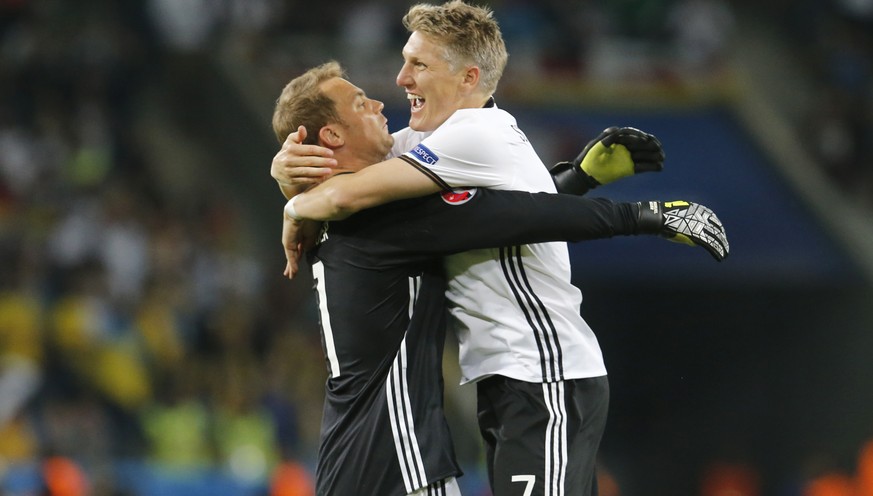 Kapitän Schweinsteiger freut sich mit Stellvertreter Neuer über die ersten drei Punkte.