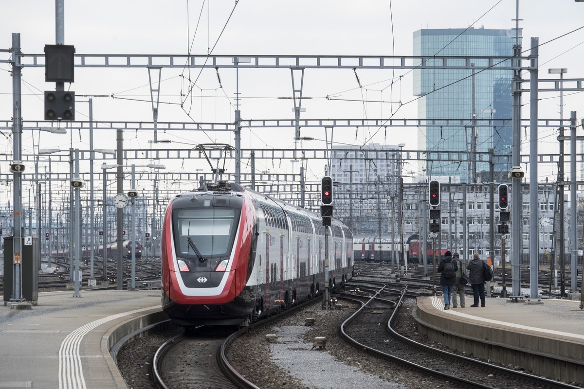 Der neue Fernverkehr-Doppelstockzug der SBB "FV-Dosto" auf der Fahrt von Zuerich nach Bern, aufgenommen am Montag, 26. Februar 2018. (KEYSTONE/Ennio Leanza)