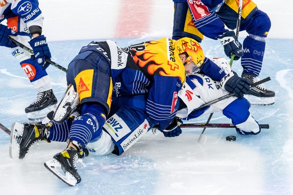 Zugs PostFinance Top Scorer Jan Kovar, links, gegen Zuerichs Lucas Wallmark im Eishockey Qualifikationsspiel der National League zwischen dem EV Zug und den ZSC Lions am Sonntag, 27. November 2022 in  ...