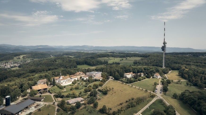 An aerial view of the village of St Chrischona, the Theological Seminar building, hotel and the Swisscom communication tower. Rauszeit Wundersame Orte der Schweiz Spezielle Orte