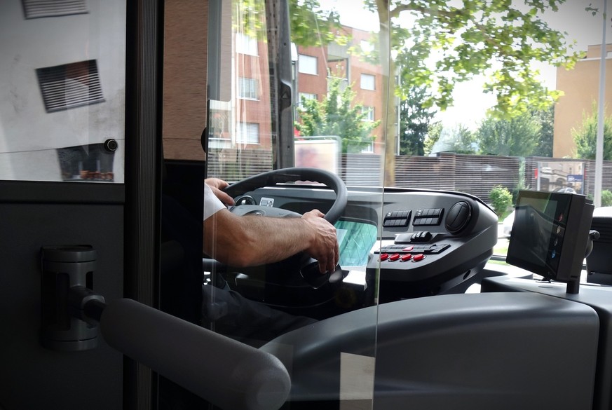 Der Schweiz gehen je länger je mehr ihre Busfahrenden aus. Trotzdem verschlechtern sich die Arbeitsbedingungen eher, als dass sie sich verbessern. Weil sich niemand für die Buschauffeurinnen und Busch ...