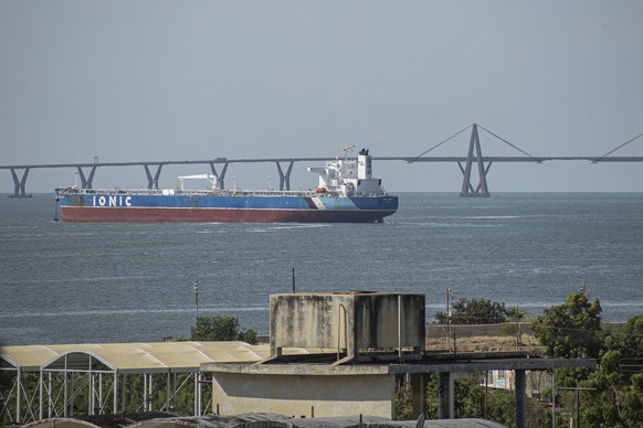 epa13199224 An oil tanker sails off the coast of Maracaibo, Venezuela, 29 August 2026. US President Donald Trump announced on 28 August that the United States had secured majority control of more than ...