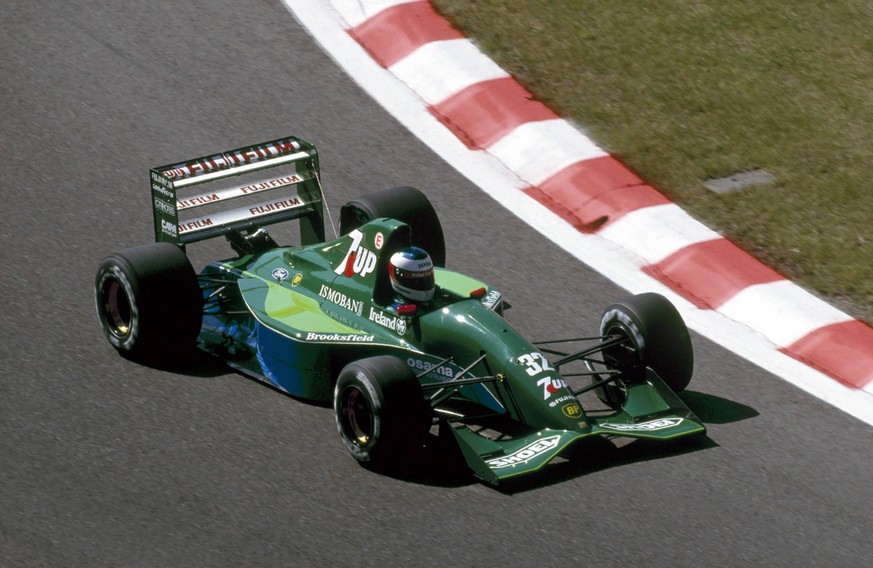 Michael Schumacher fällt in seinem ersten Formel-1-Rennen mit Kupplungsschaden aus.