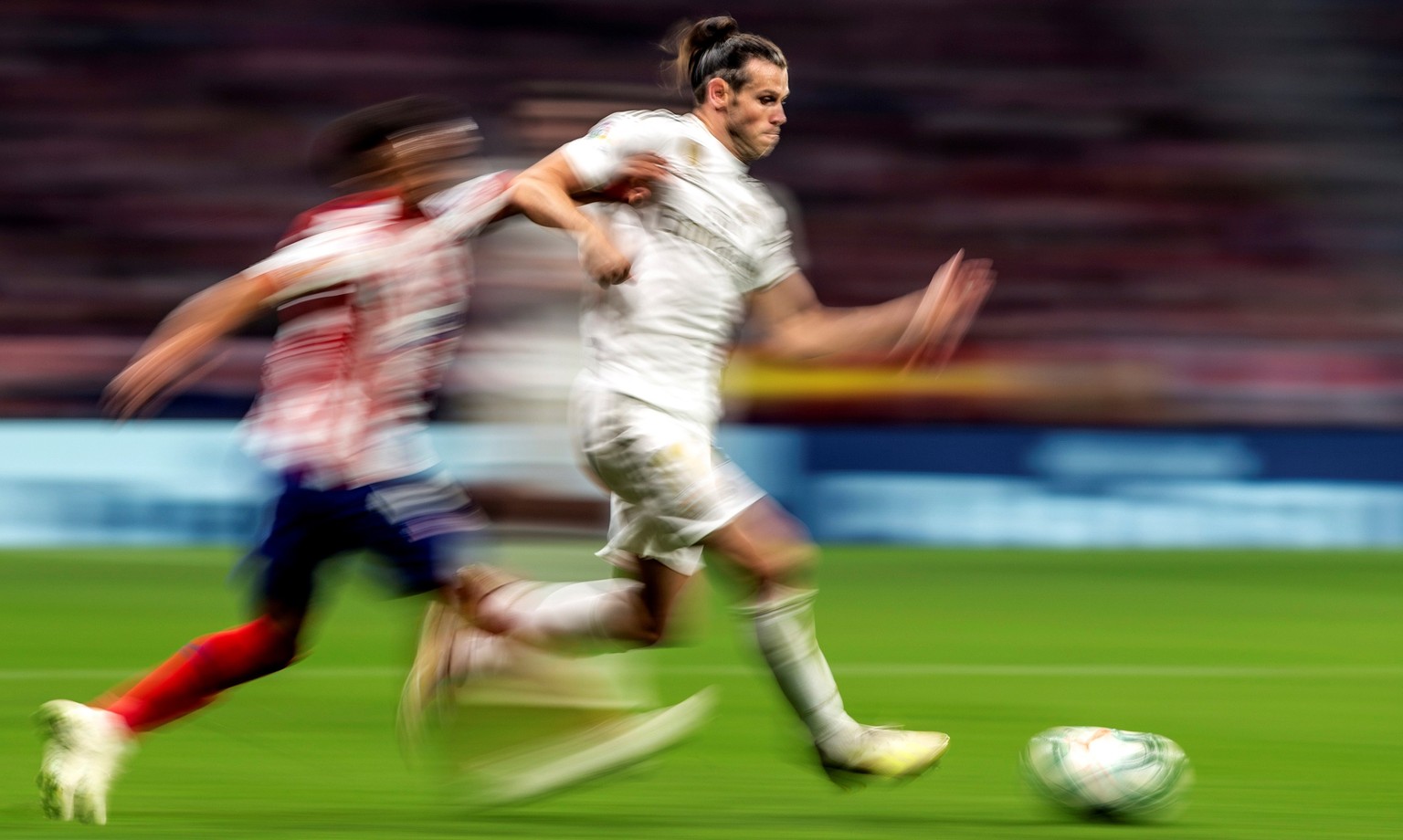 epaselect epa07878085 Real Madrid's Welsh winger Gareth Bale (R) in action during the LaLiga match between Atletico Madrid and Real Madrid at the Wanda Metropolitano stadium, in Madrid, Spain, 28 Sept ...