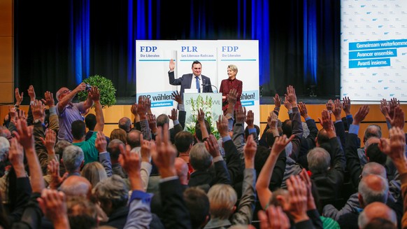 FDP Bundesratskandidatin Karin Keller-Sutter, vorne rechts, wurde einstimmig von der Kantonalpartei nominiert, aufgenommen am Samstag, 20. Oktober 2018, in der Stadthalle Wil bei der FDP Nominationsve ...