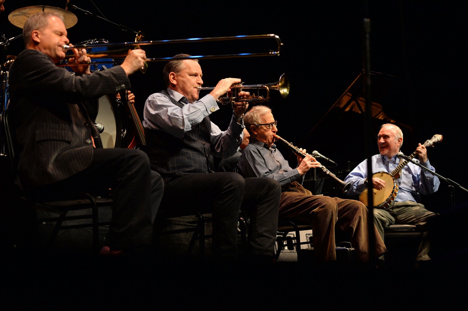 Woody Allen (zweiter von rechts) mit seiner Band New Orleans Jazz &nbsp;im Dezember 2013 in Kalifornien. Hat er nach dem Stuhl-Drama auch Jazz gemacht? Möglich ist es.