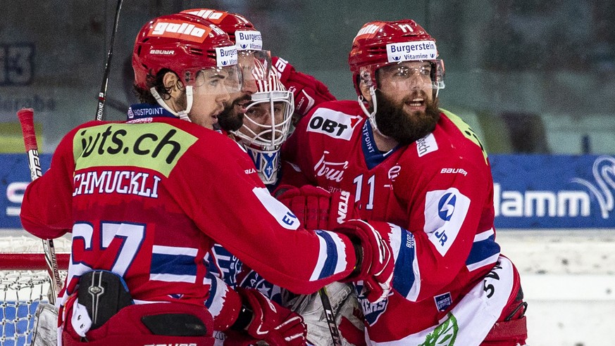 SC Rapperswil-Jona Lakers Verteidiger Florian Schmuckli, von links, Cyrill Geyer, Torhueter Melvin Nyffeler un dFabian Maier feiern den 2-1 Sieg im sechsten Eishockey Spiel der Ligaqualifikation der N ...