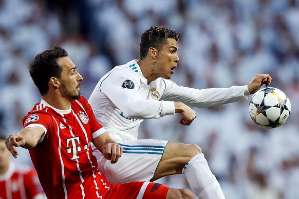 epa06705236 Bayern Munich&#039;s Mats Hummels (L) and Real Madrid&#039;s Cristiano Ronaldo (R) in action during the UEFA Champions League semi finals second leg match between Real Madrid and Bayern Mu ...