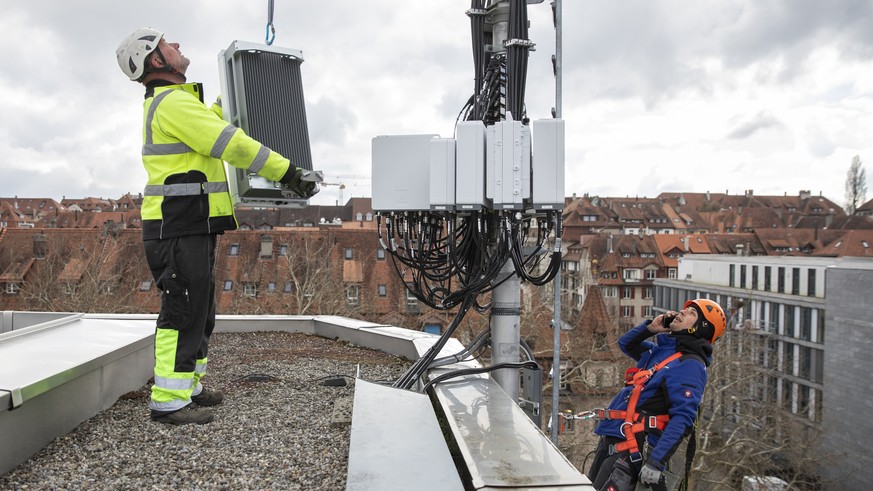 ZUR AUFRUESTUNG EINER SWISSCOM MOBILFUNKANTENNE MIT 5G STELLEN WIR IHNEN FOLGENDES NEUES BILDMATERIAL ZUR VERFUEGUNG --- Benjamin Wasem, installation specialist on behalf of Swisscom, right, during th ...