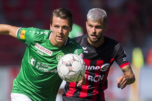 Le joueur st-gallois Lukas Goertler, gauche, lutte pour le ballon avec le milieu neuchatelois Pietro Di Nardo, droite, lors de la rencontre de football de Super League entre Neuchatel Xamax FCS et FC  ...