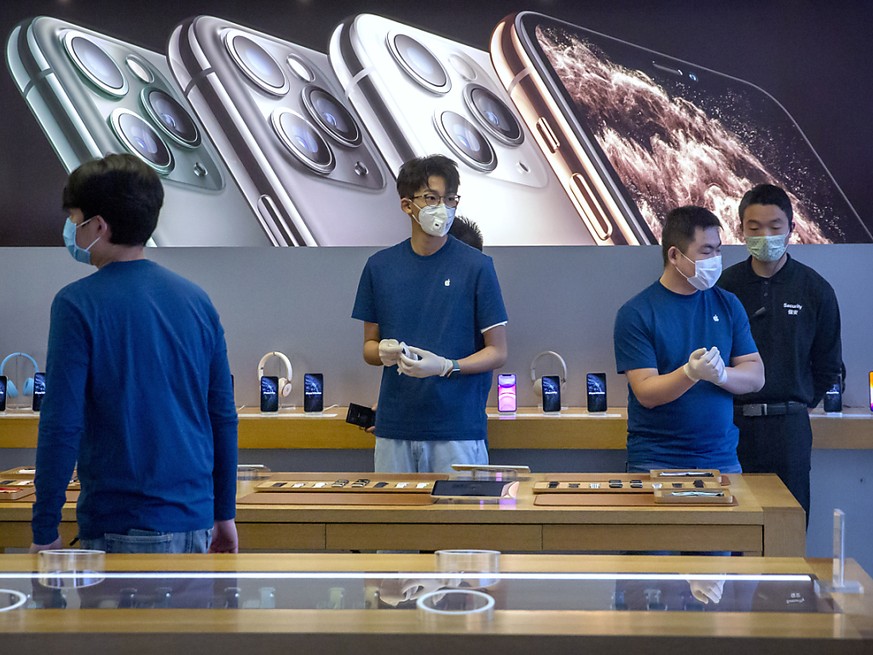 Angestellte in einem Apple Store in Peking. Wegen der neuen Lungenkrankheit blieben Verkaufsgeschäfte und Fabriken geschlossen. 