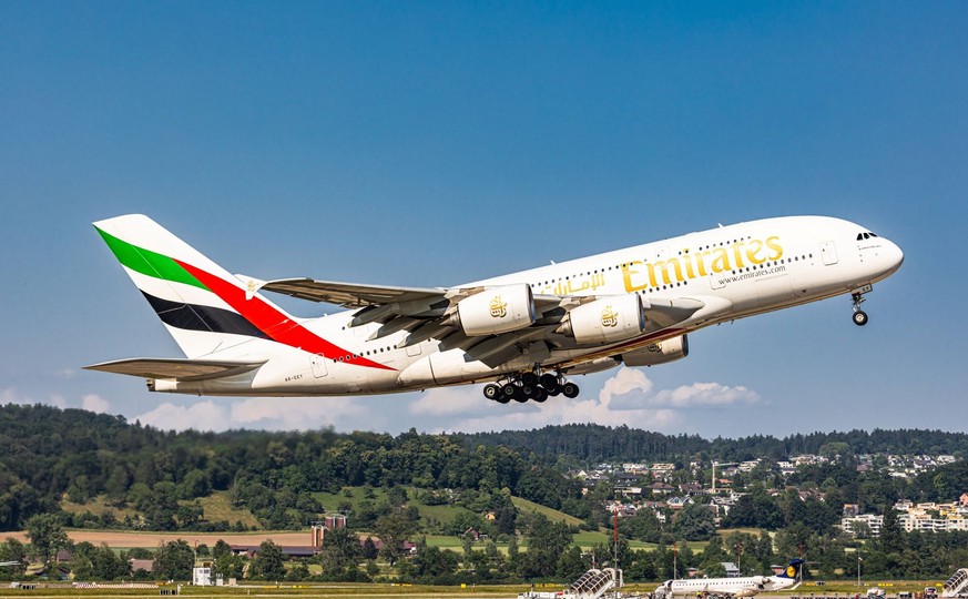 Emirates Airlines Ein Airbus A380-861 von Emirates Airlines startet vom Flughafen Zürich zu seinem Flug nach Dubai. Registration A6-EEY. (Zürich, 06.06.2023) Flugzeuge *** Emirates Airlines An Emirate ...