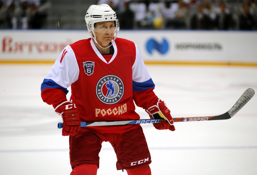 epa05955212 Russian President Vladimir Putin takes part in a Gala match of the hockey teams of the &#039;Night League&#039; at the Shayba Olympic Arena in Sochi, Russia, 10 May 2017. EPA/YURI KOCHETKO ...