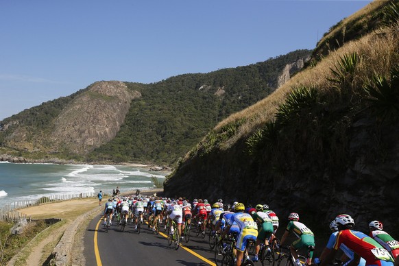 epa05458592 The peloton is on the way during the men&#039;s Road Cycling race of the Rio 2016 Olympic Games in Rio de Janeiro, Brazil, 06 August 2016. EPA/YOAN VALAT