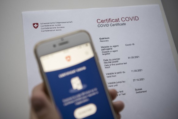 ZUM SCANNEN DES COVID-ZERTIFIKATS MITTELS DER COVID CERTIFICATE APP, STELLEN WIR IHNEN FOLGENDE BILDER ZUR VERFUEGUNG. WEITERE BILDER FINDEN SIE AUF visual.keystone-sda.ch --- Le certificat Covid Suis ...