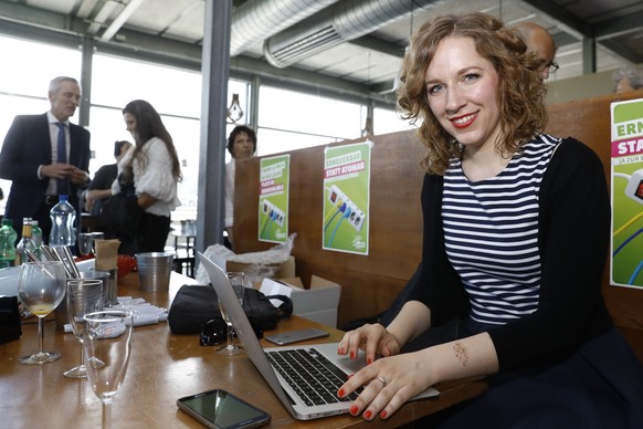 Laura Curau (Kampagnenleiterin CVP) arbeitet an ihrem Computer, im Hauptquartier der Befuerworter der Energiestrategie 2050, am Sonntag, 21. Mai 2017 in Bern. (KEYSTONE/Peter Klaunzer)