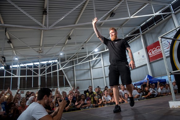 Linus Klasen winkt den Fans zu an der offiziellen Team-Praesentation des HC Lugano, am Sonntag, 12. August 2018 in Lugano. (KEYSTONE/Ti-Press/Gabriele Putzu)