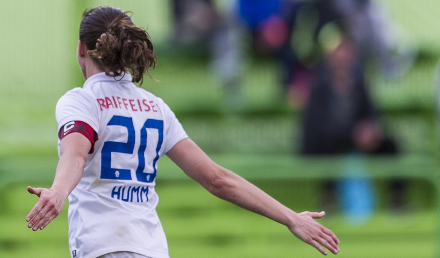 Fabienne Humm jubelt ueber ihren Treffer im Finalrundenspiel der Frauen Nationalliga A zwischen dem FC Zuerich und dem FC Neunkirch am Mittwoch, 25. Mai 2016 auf dem Heerenschuerli in Zuerich-Schwamen ...