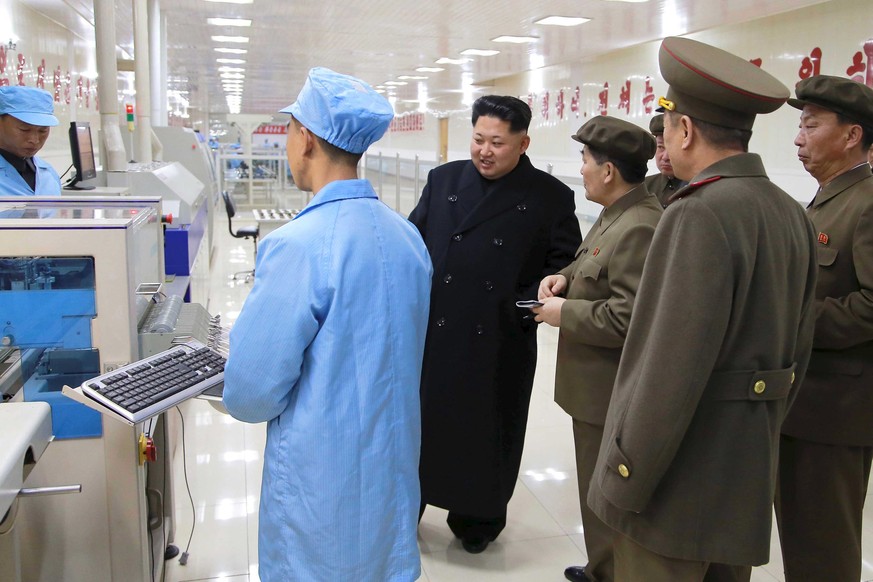 Nordkoreas Staatschef Kim Jong Un kann mächtig stolz sein auf seine heimischen Tüftler. Vor allem auf die Pharmaindustrie. Deshalb besichtigt er auch so gerne nationale Produktionsanlagen. &nbsp;&nbsp ...