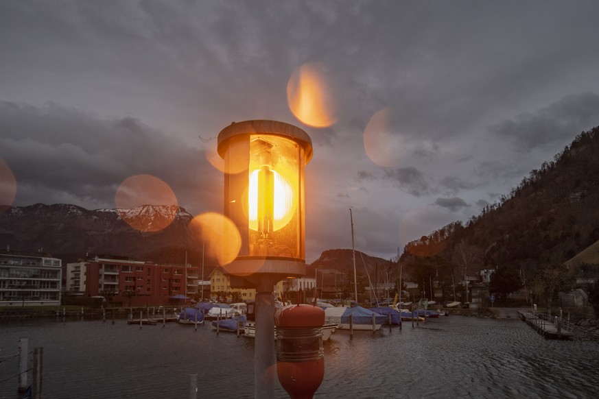 Die Sturmwarnung im Bootshafen von Stansstad am Vierwaldstaettersee warnt vor einem Sturm am Montag, 3. Februar 2020. (KEYSTONE/Urs Flueeler).