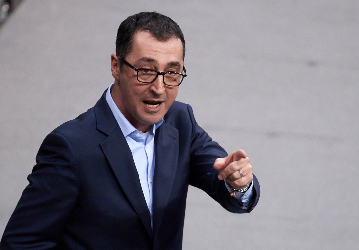epa06554832 Cem Oezdemir of the Alliance 90/The Greens party speaks facing to members of the 'Alternative for Germany' (AfD) party during a session of the German 'Bundestag' parlia ...
