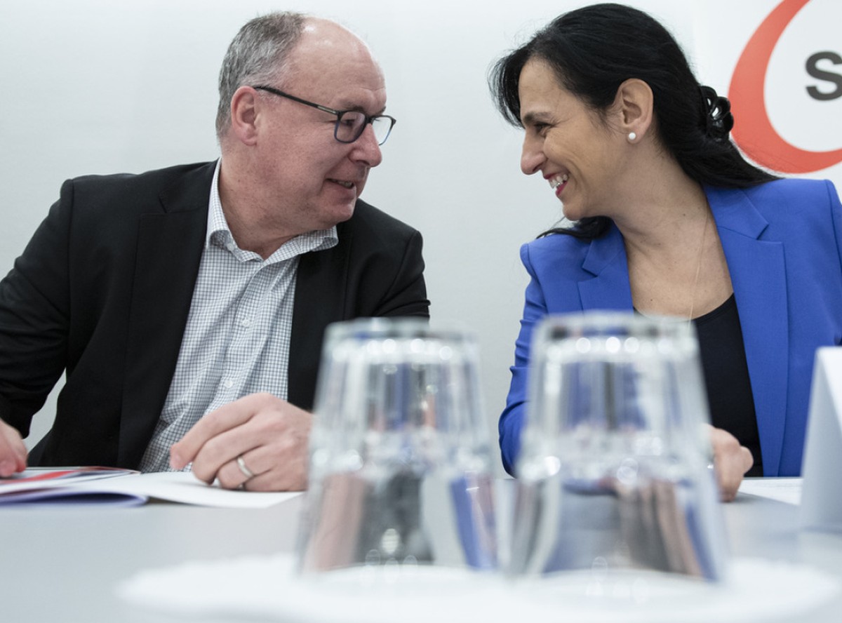 Unia-Präsidentin Vania Alleva (rechts) und SGB-Präsident Pierre-Yves Maillard (links) wollen sich mit allen Mitteln gegen die "Kündigungsinitiative" der SVP einsetzen. (Archivbild)