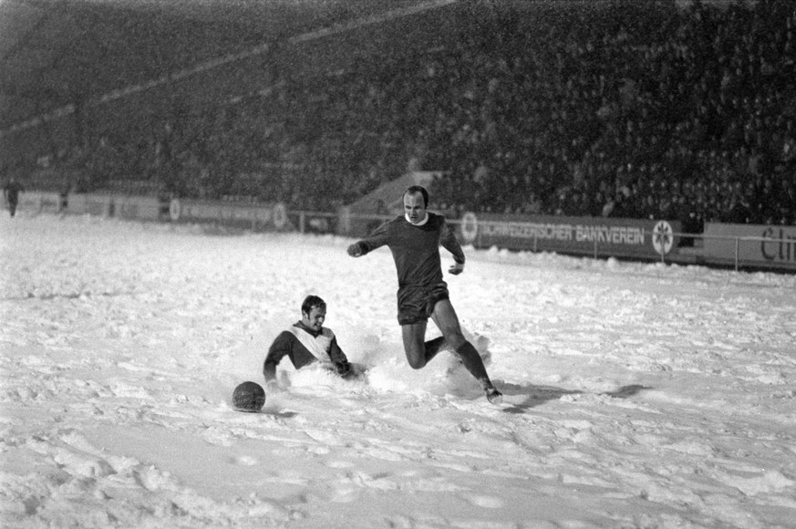 Das Rueckspiel der zweiten Runde im Europacup-Wettbewerb Cup der Cupsieger zwischen dem FC St. Gallen, dunkles Dress, und Lewski-Spartak Sofia endet bei schwierigen Bedingungen auf schneebedecktem Ter ...