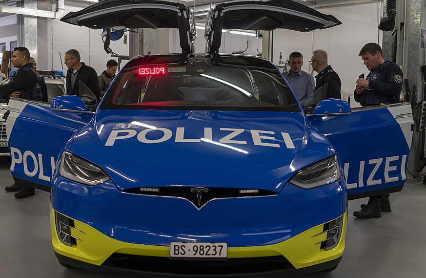 ARCHIV - ZUR MK ZUR BESCHAFFUNG VON ALARMPIKETT-FAHRZEUGEN (TESLA) FUER DIE KANTONSPOLIZEI BASEL-STADT AM DONNERSTAG, 14. FEBRUAR 2019, STELLEN WIR IHNEN FOLGENDES BILDMATERIAL ZUR VERFUEGUNG - Ein Te ...