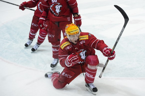 Lausanne-Topscorer Harri Peesonen bejubelt das zwischenzeitliche 4:2.