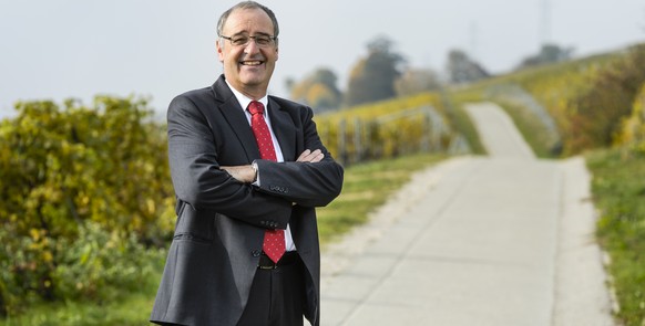 Guy Parmelin, conseiller national UDC vaudois pose pour le photographe ce samedi 24 octobre 2015 a Bursins. (KEYSTONE/Jean-Christophe Bott) *** NO SALES, NO ARCHIVES ***