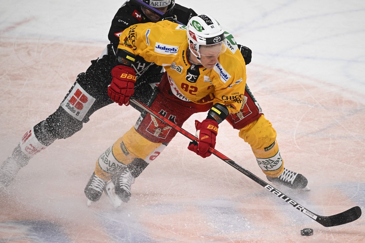 From left, Lugano?s player Calle Andersson and Tiger's player Harri Pesonen, during the preliminary round game of National League (NL) Swiss Championship 2022/23 between HC Lugamo and SCL Tigers  ...