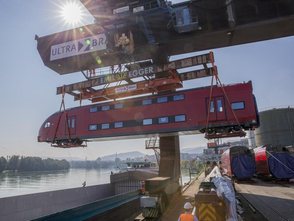 SCHWEIZ BAHN STADLER RAIL TRANSPORT
Ein KISS-Doppelstocktriebzug fuer Aeroexpress Russland wird am Samstag, 6. September 2014, im Rheinhafen Muttenz auf ein Rheinschiff verladen. Da die Zuege in allen ...