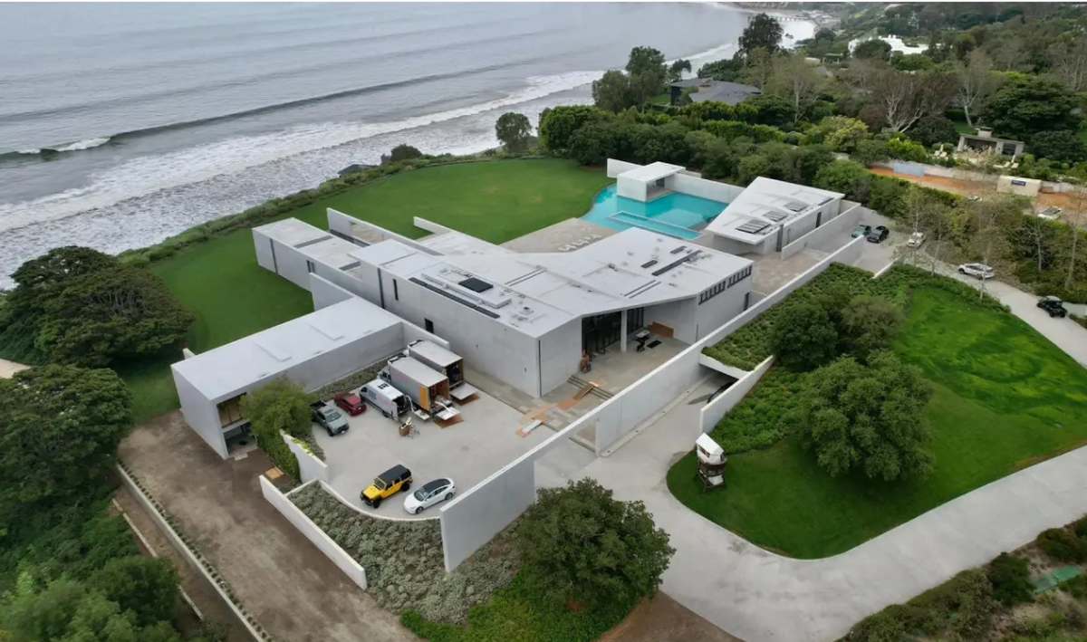 La maison a un accès direct sur la plage.