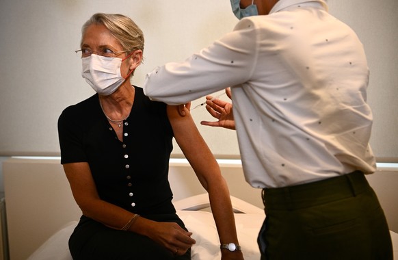 epa10086226 French Prime Minister Elisabeth Borne receives a booster vaccination dose against Covid-19 in Paris, France, 22 July 2022. EPA/CHRISTOPHE ARCHAMBAULT / POOL MAXPPP OUT