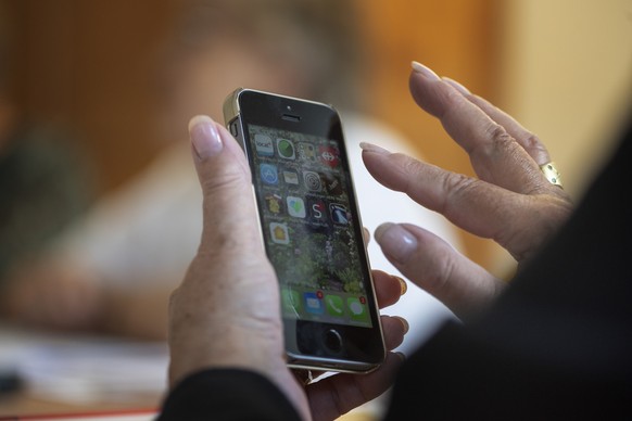 ZU EINEM IPHONE/IPAD BASISKURS DER PRO SENECTUTE STELLEN WIR IHNEN HEUTE FOLGENDES NEUES BILDMATERIAL ZUR VERFUEGUNG --- A participant attends an iPhone and iPad introductory course in Altdorf, Canton ...