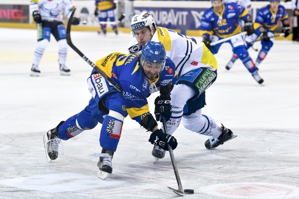 Davos&#039; Andres Ambuehl, rechts, gegen Ambris Michael Fora, beim Eishockey-Qualifikationsspiel der National League A zwischen dem HC Davos und dem HC Ambri-Piotta, am Dienstag, 21. Februar 2017, in ...