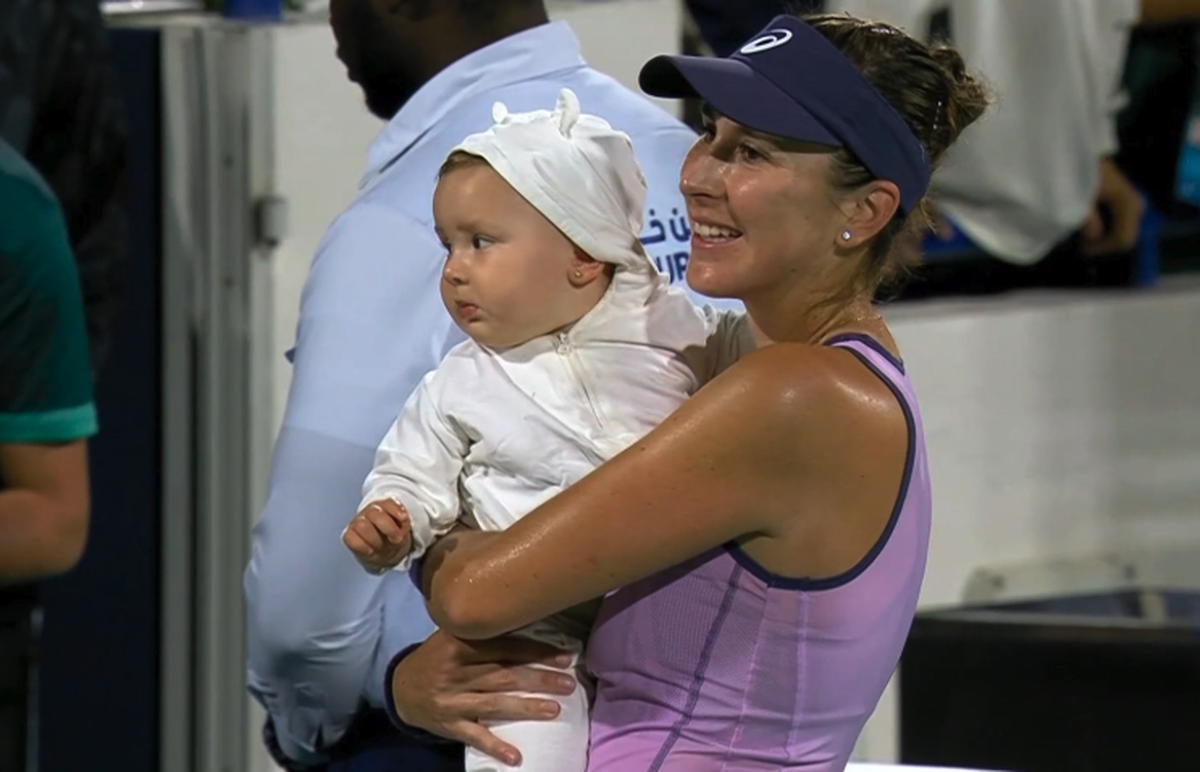 A Abu Dhabi, Belinda Bencic a fêté son titre sur le court avec sa fille Bella.