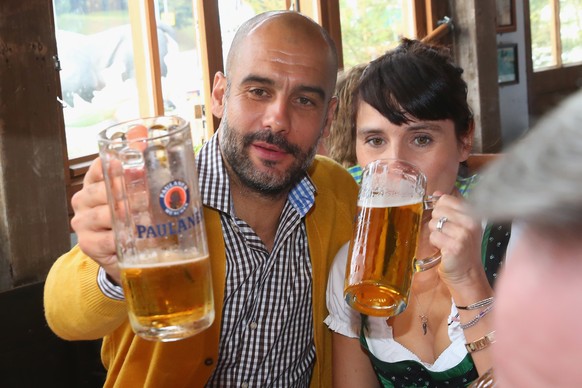 Pep und Ehefrau Cristina Guardiola stillen ihren Durst.