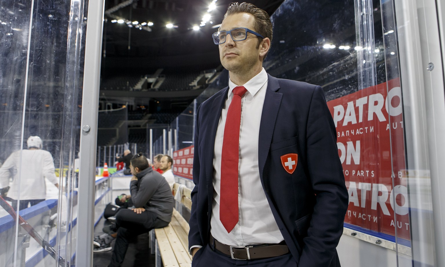 Raeto Raffainer, center, Director of National Teams of the Swiss Ice Hockey, looks the Switzerland&#039;s players, during a Swiss team training optional session of the IIHF 2018 World Championship, at ...