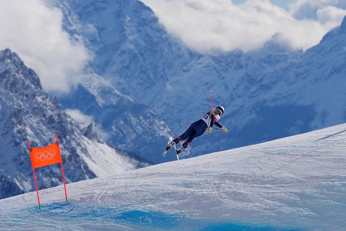 United States' Lindsey Vonn crashes during an alpine ski women's downhill race, at the 2026 Winter Olympics, in Cortina d'Ampezzo, Italy, Sunday, Feb. 8, 2026. (AP Photo/Jacquelyn Marti ...