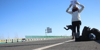 Per Autostopp um die Welt zu reisen ist mutig. Aber es braucht mindestens gleich viel Mut, als Freundin zurückzubleiben