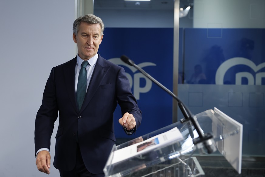 epa13282210 Spanish opposition People's Party (PP) leader Alberto Nunez Feijoo attends a press conference at the PP headquarters in Madrid, Spain, 05 October 2026. Spanish Prime Minister Pedro Sa ...